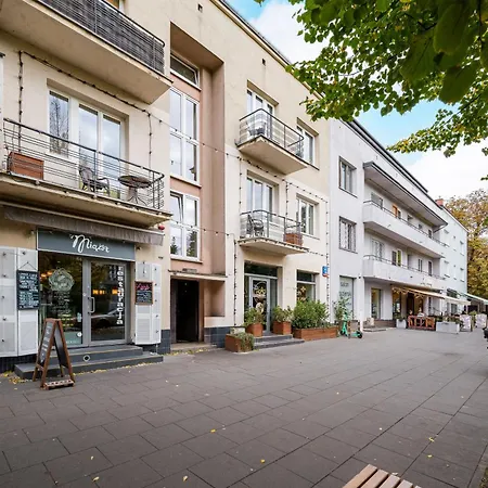 Francuska Deluxe By Bookinghost