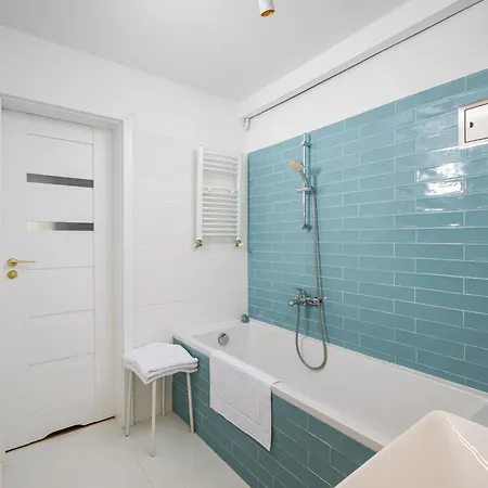 Francuska Deluxe By Bookinghost