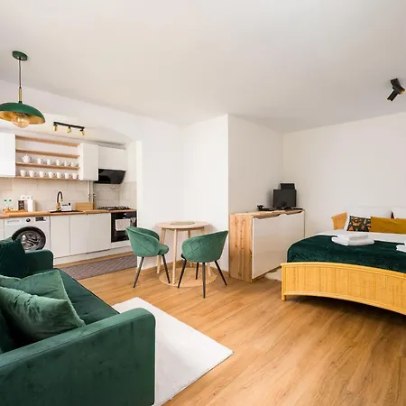 Francuska Deluxe By Bookinghost *