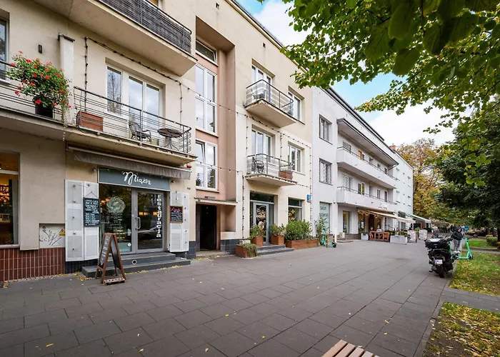 Francuska Deluxe By Bookinghost