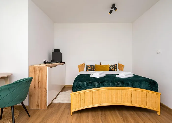 Francuska Deluxe By Bookinghost *