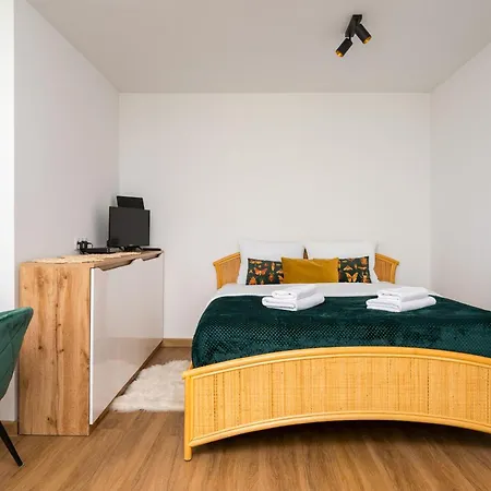 Francuska Deluxe By Bookinghost *